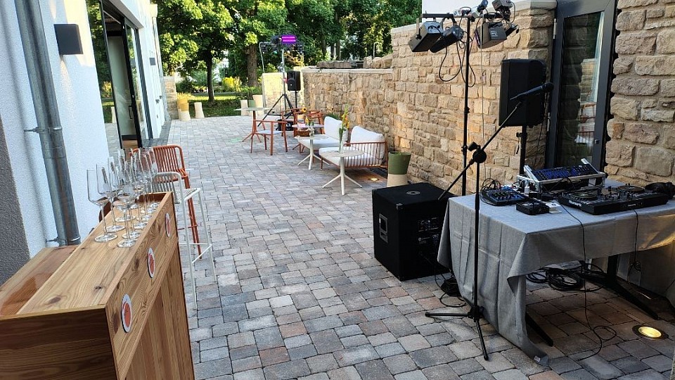 Die Tanzfläche. Links im Gebäude der Saal